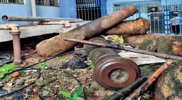 আবর্জনায় গড়াচ্ছে ব্রিটিশ আমলের কামান, মাটি খুঁড়ে তোলা হয় দু’বছর আগে, হেরিটেজ রক্ষায় চরম অবহেলা