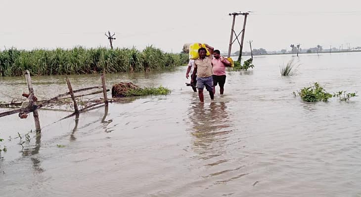 কান্দিতে বহু গ্রাম জলমগ্ন বাঁধেও ধস, ত্রাণ নিয়ে ক্ষোভ