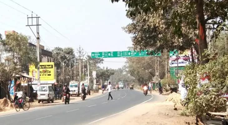 রাস্তায় পড়ে থাকা গ্যাস পাইপে ধাক্কা, পা কাটা পড়ল ২ যুবকের