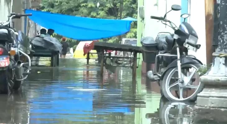 ভারী বৃষ্টির জেরে গঙ্গার জলস্তর বৃদ্ধি পাওয়ায় জল ঢুকেছে উত্তরপ্রদেশের বারাণসীর কিছু এলাকায়