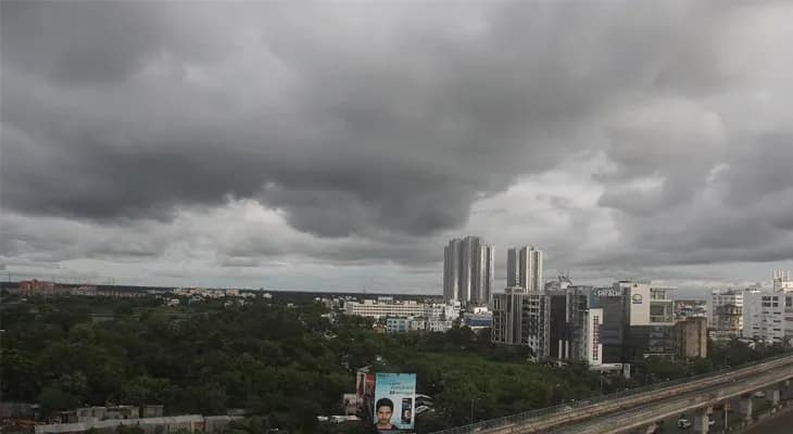 ঘূর্ণাবর্তের জের, ফের শহরে বৃষ্টির পূর্বাভাস!