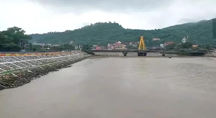 ভারী বৃষ্টির জেরে হরিদ্বারে গঙ্গার জলস্তর বাড়ছে