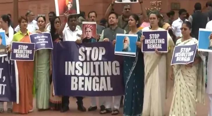 বাংলাকে অসম্মানের প্রতিবাদে সংসদ চত্বরে বিক্ষোভ দেখাচ্ছেন তৃণমূল সাংসদরা