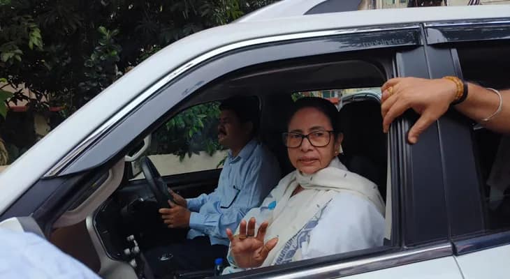 সকলকে একসঙ্গে চলার বার্তা দিয়ে মেদিনীপুর সার্কিট হাউস থেকে ঝাড়গ্রামের উদ্দেশে রওনা দিলেন মুখ্যমন্ত্রী মমতা বন্দ্যোপাধ্যায়