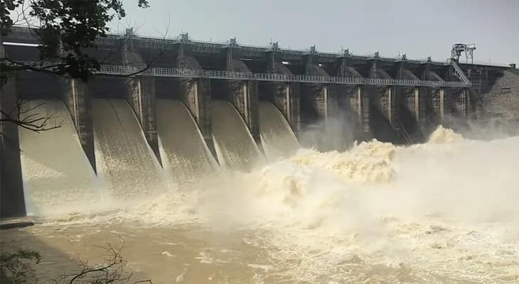 বৃষ্টির মাঝে জল ছেড়েই চলেছে ডিভিসি