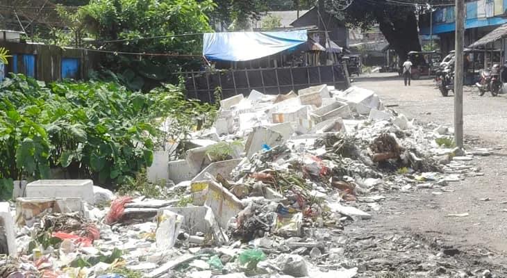 ময়নাগুড়ি শহরের নতুন বাজারে দীর্ঘদিন ধরেই জমে রয়েছে আবর্জনার স্তূপ, রাস্তার ফুটপাত যেন অলিখিত ডাম্পিং গ্রাউন্ড হেলদোল নেই জলপাইগুড়ি পুরসভার