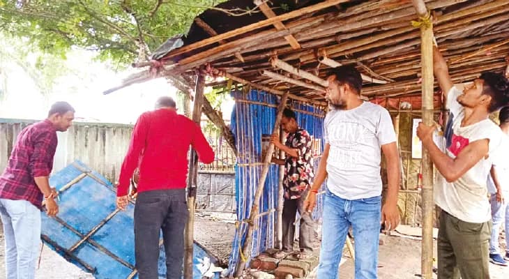 জলপাইগুড়ি: পার্ক দখল করে দোকান ও হোটেল, ভেঙে দিল পুরসভা