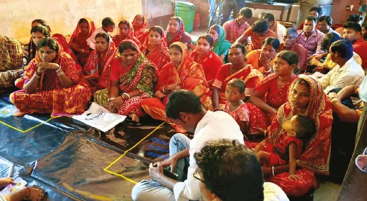 আমাদের পাড়া আমাদের সমাধান শিবিরে গড়বেতায় মানুষের ঢল, মাটিতে বসেই পরিষেবা প্রশাসনের