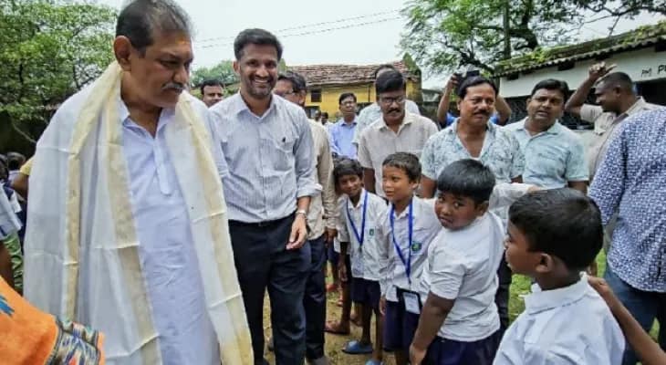 ‘খুদেদের পাড়ায় খুদেদের সমাধান’, স্কুলে সমস্যা শুনলেন জেলাশাসক
