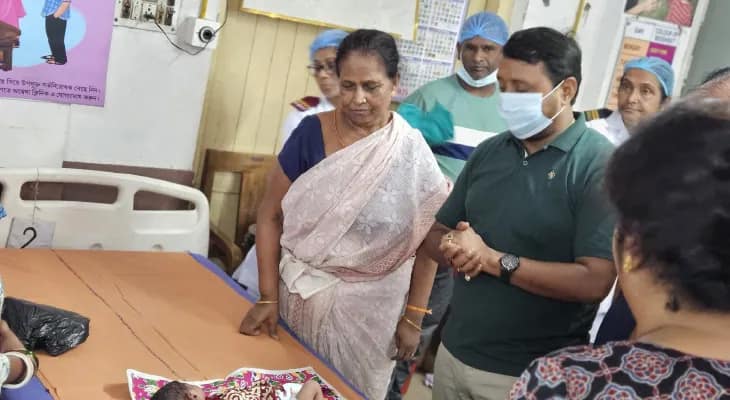 জঞ্জালের স্তূপে উদ্ধার সদ্যোজাত, টোটোচালকের তৎপরতায় বাঁচল প্রাণ