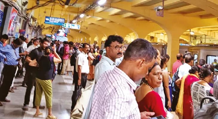 টালিগঞ্জে পৌঁছেই গড়িয়াগামী ট্রেন খালি করার নির্দেশ, বিপাকে যাত্রীরা, নিত্যদিনের ভোগান্তিতে পরিষেবা নিয়ে প্রশ্ন, বিকল্প খুঁজছে মেট্রো