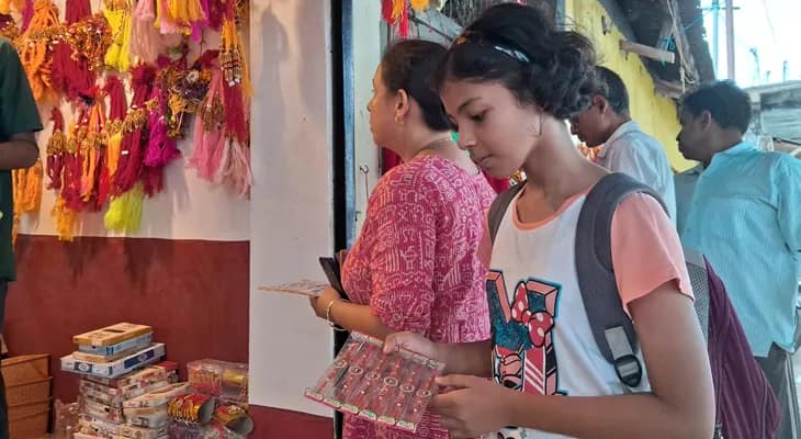 কার্টুন চরিত্রের সঙ্গে বাজারে পাল্লা দিয়ে বিকোচ্ছে জয় জগন্নাথ রাখি!