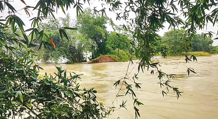 কুয়ে নদীর বাঁধ ভেঙে ভাসল একাধিক গ্রাম
