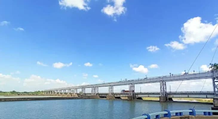 ফাটলের পর উৎসুক বাসিন্দাদের ভিড়ে কার্যত ট্যুরিস্ট স্পট তিলপাড়া ব্যারাজ, ঝুঁকি নিয়ে চলছে সেলফি, ভিডিও তোলা, উদ্বিগ্ন সেচদপ্তর