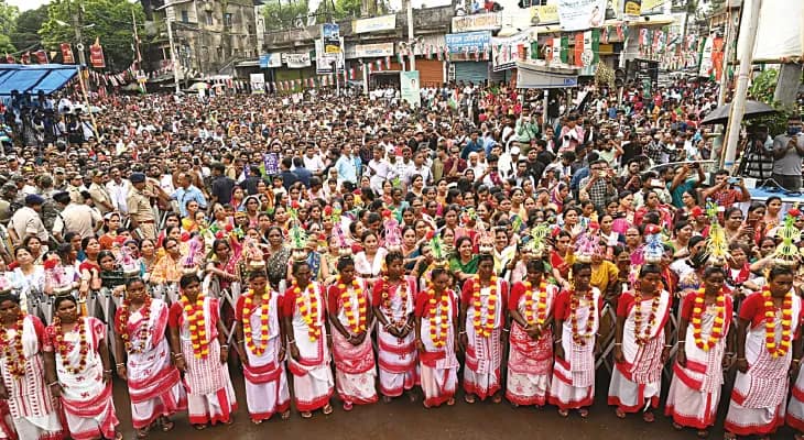 ভাষা সন্ত্রাসের বিরুদ্ধে গর্জে উঠল জঙ্গলমহল, মুখ্যমন্ত্রীর মিছিলে জনজোয়ার