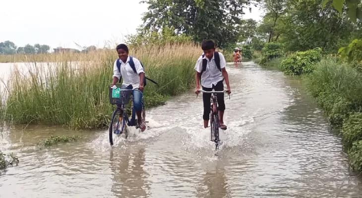 বন্যা পরিস্থিতির অবনতি কান্দিতে, দ্বারকার বাঁধ ভেঙে প্লাবিত বহু গ্রাম