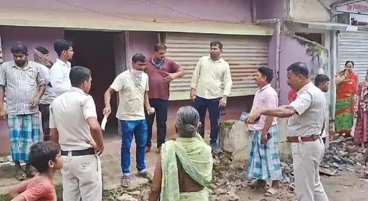রবিনসন স্ট্রিটের ছায়া সামশেরগঞ্জে, ঘরে মায়ের দেহ আগলে রাখল ছেলে