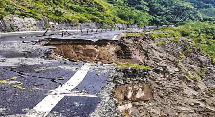 দু’দিন বন্ধ ধসবিধ্বস্ত ১০ নম্বর জাতীয় সড়ক, আজ ভারী বৃষ্টির পূর্বাভাস, ডাউয়াগুড়িতে তোর্সায় ভাঙন