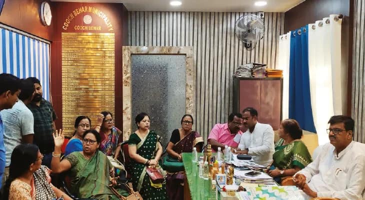 ‘মিউটেশন, ট্রেড লাইসেন্স ফি’ বৃদ্ধি ইস্যুতে ত্রিপাক্ষিক বৈঠক করবে কোচবিহার পুরসভা