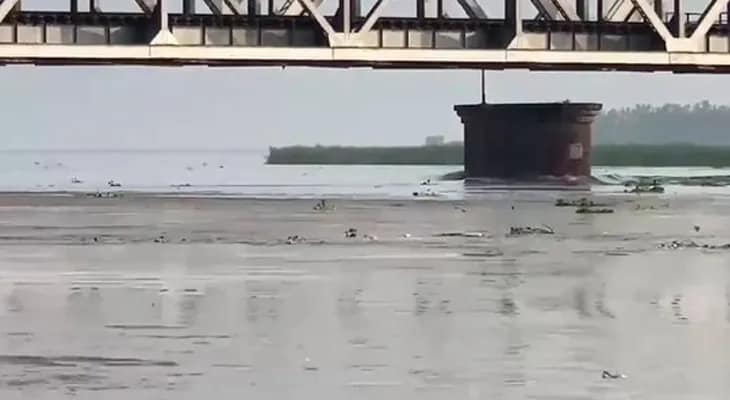 উত্তরপ্রদেশের হাপুরে বিপদসীমার উপর দিয়ে বইছে গড় গঙ্গা নদীর দল