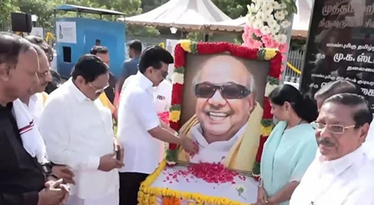 তামিলনাড়ুর প্রাক্তন মুখ্যমন্ত্রী এম করুণানিধির প্রয়াণ দিবসে শ্রদ্ধা এম কে স্ট্যালিনের