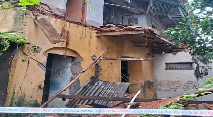 কলকাতার এন্টালি থানার কাছে একটি পুরনো বিপজ্জনক  বাড়ির একাংশ ভেঙে আহত ২