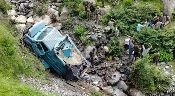 জম্মু-কাশ্মীরে খাদে বাস উল্টে দুই সিআরপিএফ জওয়ানের মৃত্যু