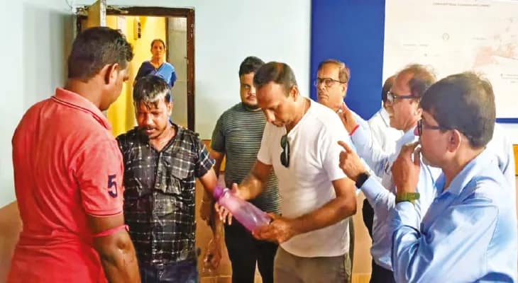 জমি দিয়ে চাকরি জোটেনি আত্মহত্যার চেষ্টা ২ যুবকের