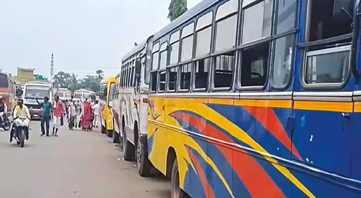 বাস ড্রাইভারকে বেধড়ক মার টোটো চালকদের প্রতিবাদে পরিষেবা বন্ধ, বর্ধমানে দুর্ভোগ