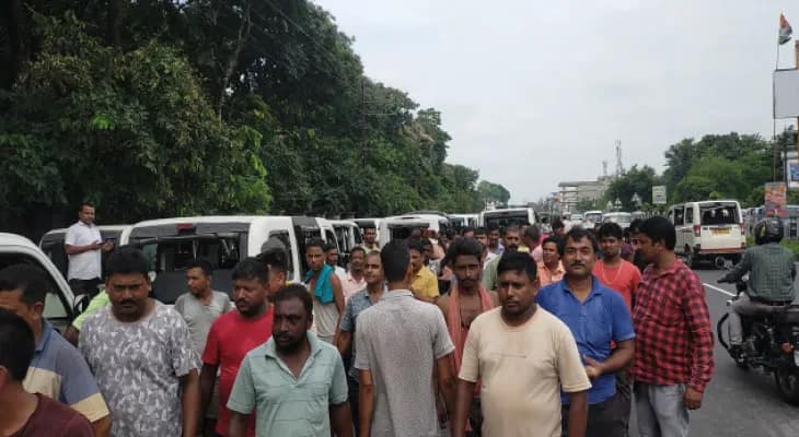 শিলিগুড়ির শিবমন্দির সার্ভিস রোডে ঢুকতে বাধা, একবেলা পরিষেবা বন্ধ রেখে বিক্ষোভ সিটি অটোচালকদের