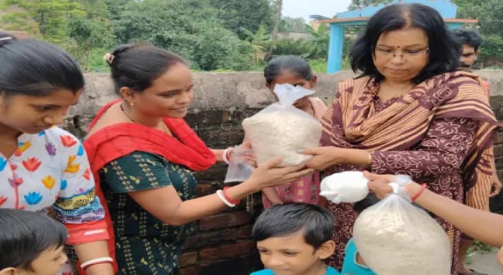 জলমগ্ন বালি-জগাছা ব্লকের একাধিক পঞ্চায়েত, জেলা প্রশাসনের ত্রাণ বিলি