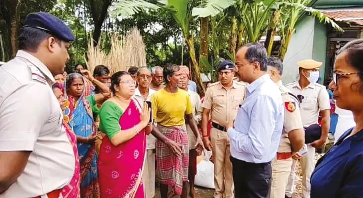 ‘ত্রাণ চাই না, সংস্কার করুন নদী’ গাইঘাটায় জেলাশাসকের কাছে আর্জি মহিলাদের