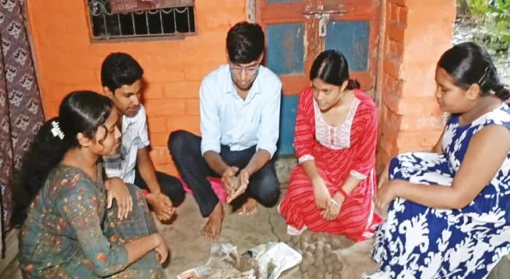 শিক্ষার্থীদের হাতে সংগীত শিক্ষকের ‘গাছবোমা’