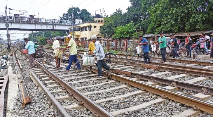 হেডফোন কানে লাইন পারাপার বারাসতে ট্রেনের ধাক্কায় মৃত্যু