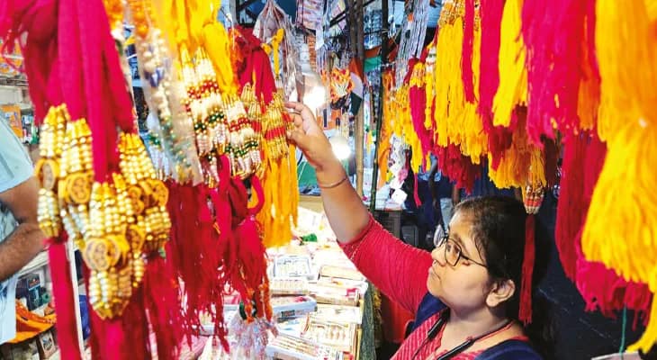 রাত পোহালেই রাখিপূর্ণিমা, নানা ডিজাইনের রাখীর সম্ভারে জমজমাট বহরমপুরের বাজার
