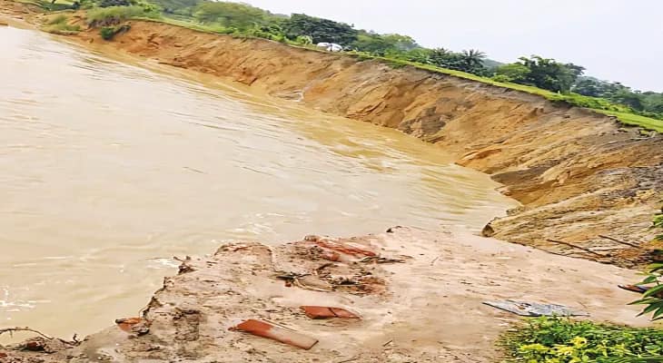 দুবরাজপুরে হিংলো নদীর পাড় ভাঙছে সরানো হল তিন পরিবারকে, উৎকণ্ঠায় বাসিন্দারা