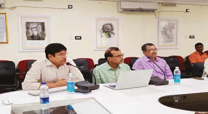 বর্ষায় জল না জমা স্কুলগুলিকে পরীক্ষা কেন্দ্র হিসেবে বাছাইয়ে জোর সংসদের, উচ্চ মাধ্যমিকের প্রথম সেমেস্টার নিয়ে একগুচ্ছ সিদ্ধান্ত