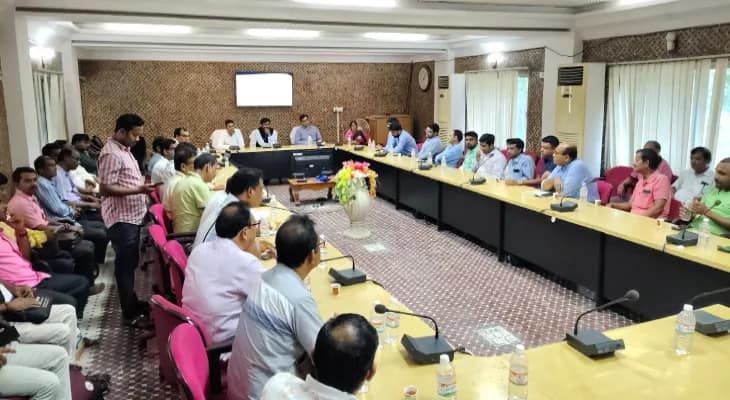 সার নিয়ে বৈঠকে কড়া বার্তা জেলা কৃষিদপ্তরের , কালোবাজারির অভিযোগ পেলে ব্যবসায়ীর নামে এফআইআর!