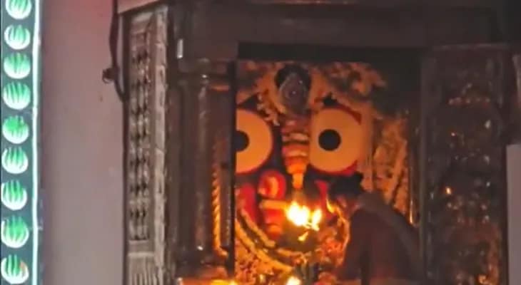 পুরীতে সকালে আরতি চলছে জগন্নাথ দেবের