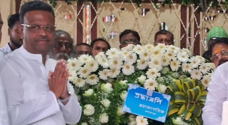 নিমতলায় কবিগুরু রবীন্দ্রনাথ ঠাকুরের সমাধিস্থলে শ্রদ্ধা জ্ঞাপন করছেন কলকাতা পুরসভার মেয়র ফিরহাদ হাকিম