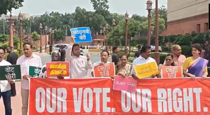 বিহারে এসআইআরের বিরুদ্ধে সংসদ চত্বরে বিক্ষোভ দেখাচ্ছেন ইন্ডিয়া জোটের সাংসদরা