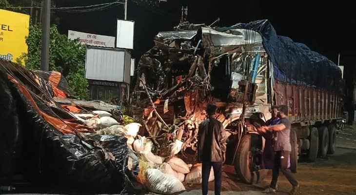 জলপাইগুড়ির ময়নাগুড়ির ইন্দিরা মোড় সংলগ্ন এলাকায় দুটি লরির মুখোমুখি সংঘর্ষ, জখম ৩