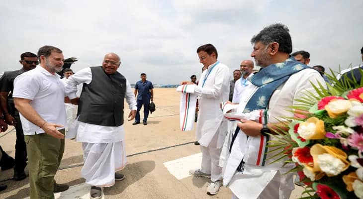 বেঙ্গালুরুতে পৌঁছলেন লোকসভার বিরোধী দলনেতা রাহুল গান্ধী ও কংগ্রেস সভাপতি মল্লিকার্জুন খাড়্গে