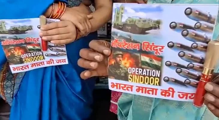 উত্তরপ্রদেশের আলিগড়ে রাখির সঙ্গে দেওয়া হচ্ছে সিঁদুর ও অপারেশন সিন্দুরের পোস্টার