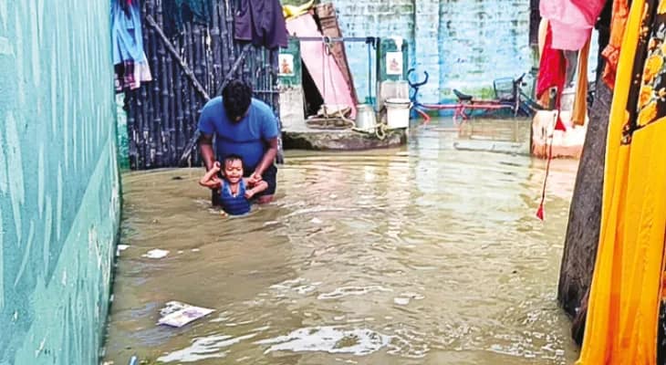 পুকুরের জল উপচে ভাসল বহু বাড়ি, দিশাহারা এলাকাবাসীরা