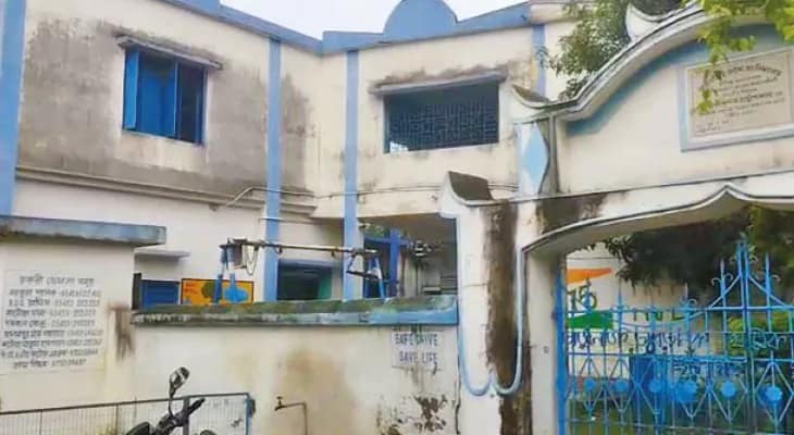 ছেলেকে স্কুলে মারধরের বিষয়ে জানতে গিয়ে প্রধান শিক্ষকের হাতে প্রহৃত মা!