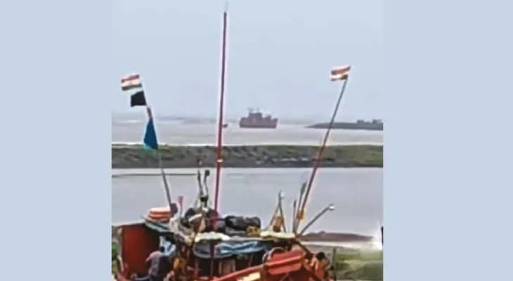 কাঁথিতে চরে ধাক্কা মেরে ডুবল মাছ ধরার লঞ্চ, রক্ষা মৎস্যজীবীদের