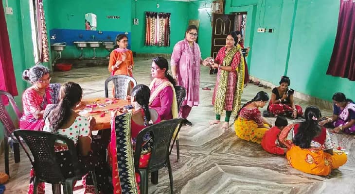 এবার রাখির চাহিদা তুঙ্গে, তৈরি করে লক্ষ্মীলাভ স্বনির্ভর গোষ্ঠীর মহিলাদের