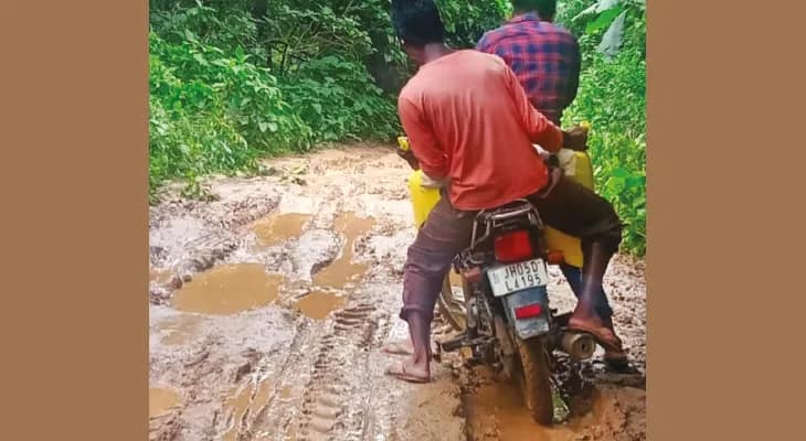 বরাবাজারে বেহাল রাস্তা সরানোর দারিতে অবরোধ