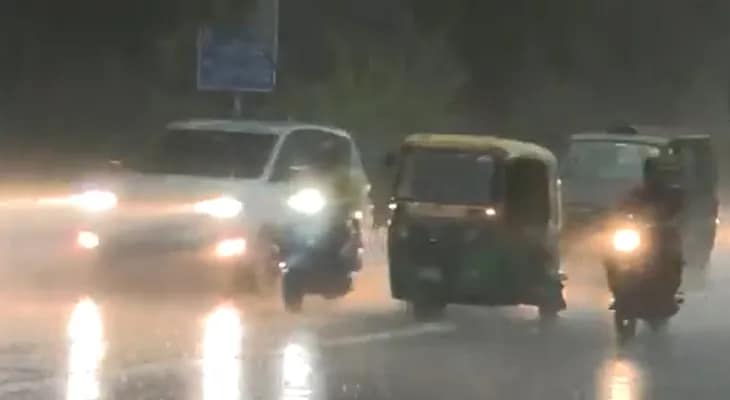 সাতসকালে ভারী বৃষ্টি, ভাসছে দিল্লি